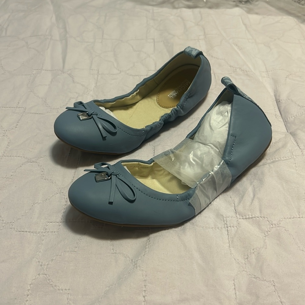 Nice flats of Michael Kors brand new with box 
To small for me